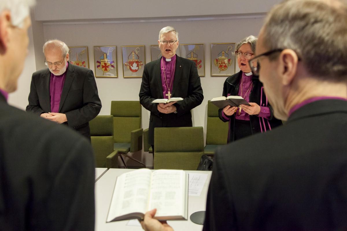 Piispat Simo Peura, Seppo Häkkinen ja Irja Askola veisaavat piispainkokouksessa tammikuussa 2016.